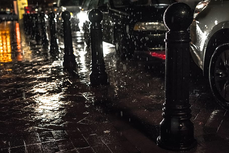 encara, articles, coses, vorera, paviment, missatges, trànsit, cotxes, vehicles, pluja, pluja avançada, humit, aigua, reflexió, ciutat, metro, carrers, urbà, centre de la ciutat, carrer, temporada de pluges, transport, vehicle terrestre, monsó, il·luminat, tirar, nit, manera de transport, arquitectura, naturalesa, cap gent, automòbil, gota de pluja, a l'aire lliure, llambordes, 4K