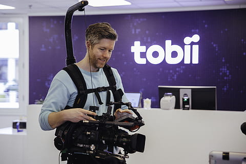 omul care transporta camera, persoană, uman, aparat foto, Electronică, cameră video, Stockholm, Suedia, trepied, studio, aparatul de fotografiat, producție video, aparat de fotografiat, producție cinematografică, fotograf, pardoseală, ecran de proiecție, ecran, proiector, camera digitala, masa, o persoana, tehnologie, ocupaţie, bărbați, în interior, tânăr adult, Barbat tanar, permanent, lucru, de la talie in sus, Păr facial, adult, barbă, oameni adevărați, vedere din față, om de afaceri, aparat de fotografiat - echipament fotografic, filmare, cameraman, 5K, CC0, domeniu public, fără drepturi de autor