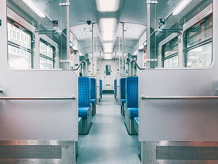 leere Zugsitze, Fahrzeuginnenraum, Schienenverkehr, Sitz, öffentliche Verkehrsmittel, Fahrzeugsitz, Zug, Transport, Transportmittel, leeren, Zug - Fahrzeug, keine Leute, Abwesenheit, Personenzug, drinnen, Fenster, beleuchtet, Reise, Zuginnenraum, die Architektur, Landfahrzeug, U-Bahn, stehlen, Legierung, Gang, Eisenbahnwagen, 2K, CC0, gemeinfrei, lizenzfrei