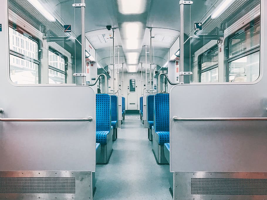 posti del treno vuoti, interno del veicolo, trasporto ferroviario, posto a sedere, trasporto pubblico, sedile del veicolo, treno, mezzi di trasporto, modo di trasporto, vuoto, treno - veicolo, nessuno, assenza, treno passeggeri, in casa, finestra, illuminato, viaggio, treno interno, architettura, veicolo terrestre, metropolitana, acciaio, lega, corridoio, vagone, 2K