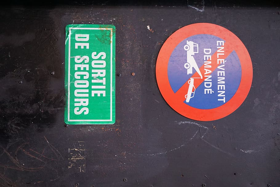 rød klistermærke, tekst, etiket, klistermærke, symbol, sort væg, Gade skilt, skilt, Frankrig, sort, vejskilt, asfalt, banner, transportmidler, køretøj, automobil, bil, skraldespand, kan, tin, meddelelse, vestlige script, ingen mennesker, tæt på, vejledning, Information, informationsskilt, manuskript, grøn farve, dag, ikke-vestlige script, advarselsskilt, nummer, udendørs, sikkerhed, pil symbol, 5K