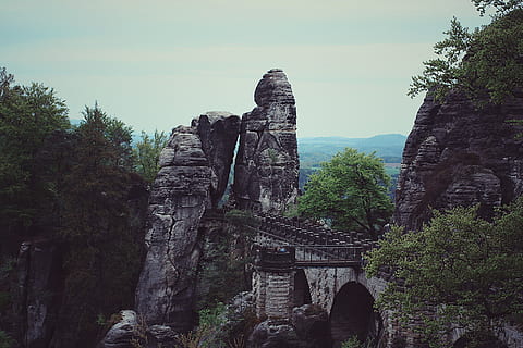 ruine grise, architecture, pont, des nuages, lumière du jour, environnement, vert, haute, point de repère, paysage, sommet de la montagne, les montagnes, la nature, roches, scénique, vue, ciel, des pierres, tourisme, des arbres, arbre, plante, l'histoire, structure construite, le passé, ancien, Destinations de voyage, Voyage, personne, vieille ruine, faible angle de vue, journée, solide, Roche, Montagne, lieu de culte, en plein air, la civilisation ancienne, archéologie, ruiné, 2K, CC0, domaine public, libre de droits