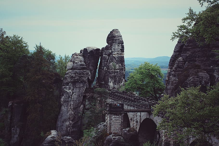 šedá zřícenina, architektura, most, mraky, denní světlo, životní prostředí, zelená, vysoký, mezník, krajina, horský vrchol, hory, Příroda, skály, scenérie, scénický, pohled, nebe, kameny, cestovní ruch, stromy, strom, rostlina, Dějiny, stavba, minulost, starověké, destinace, cestovat, nikdo, stará zřícenina, nízký úhel pohledu, den, pevný, Skála, hora, místo uctívání, venku, starověké civilizace, archeologie, zničil, 2K
