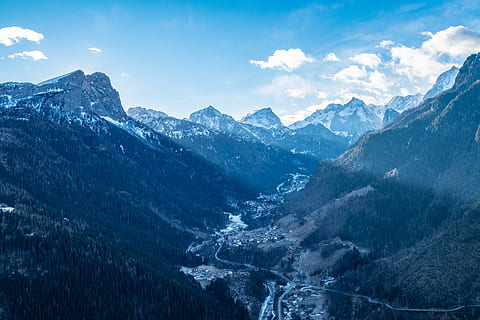 grønne bjerge, bjerg, natur, udendørs, bjergkæde, colle santa lucia, Italien, spids, is, malga ciapela og marmolada, landskab, dal, vej, vandring, sne, kabine, sollys, valle, natura, vinter, Montagna, scenics - natur, skønhed i naturen, himmel, miljø, kold temperatur, sky - himmel, ingen mennesker, rolig scene, ro, ikke-urbane scene, snedækket bjerg, dag, vand, bjergtop, 5K, CC0, offentligt domæne, royaltyfrie