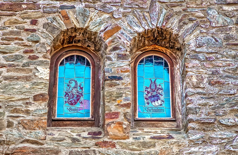 vindue, glas vindue, arkitektur, bygning, historisk, ruder, blyholdigt glas, facade, væg, sten-, lys, farvede glas, to, runde bue, våbenskjold, tegn, besiddelse, blå, farverig, afspejling, spejling, træramme, træ, ornament, kunst, bygget struktur, ingen mennesker, murbygningsfunktion, dag, gammel, bygning udvendig, hus, udendørs, lav vinkel visning, dør, historie, indgang, glas, Kunst og håndværk, fortiden, Stenmur, vægmaleri, 5K