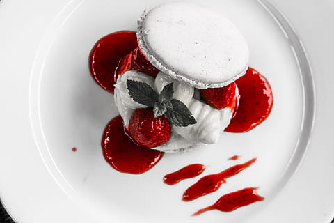 Macaroon, reţetă, desert, pastă, căpșună, roșu, mentă, cremă, patiserie, şef, bucătărie, mânca, alimente, mic dejun, cocktail, băutură, zmeură, mancare si bautura, fruct, boabe de fructe, în interior, a închide, prospeţime, direct deasupra, mâncat sănătos, farfurie, nici o persoana, mâncare dulce, gata să mănânce, studio shot, dulce, vedere în unghi mare, natură moartă, indulgenţă, ispită, 5K, CC0, domeniu public, fără drepturi de autor
