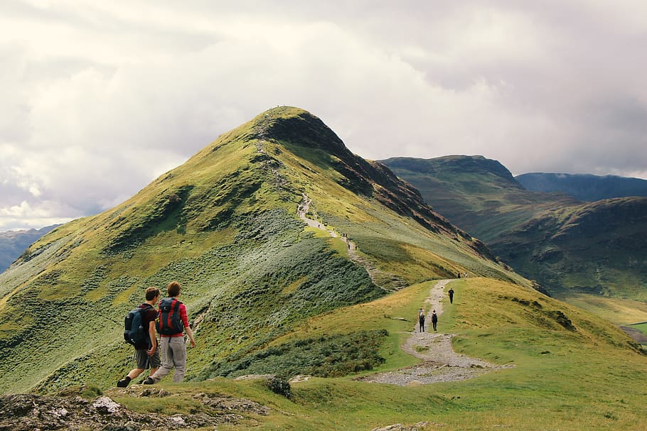 Menschen, Stehen, oben, Berg, Cliff, Wolken, Landschaft, Tageslicht, Umgebung, Geologie, Gras, Grün, hoch, Gipfel, Berge, Nationalpark, natürlich, Natur, draußen, Weg, Felsen, szenisch, Himmel, Reise, Ansichten, Gehen, wolke - himmel, Szenen - Natur, Schönheit in der Natur, Männer, zwei Menschen, Rückansicht, Aktivität, Freizeitbeschäftigung, Nicht-städtische Szene, Zusammengehörigkeit, Erwachsene, Wandern, echte Menschen, Lebensstile, Ruhe, Gebirge, Paar - Beziehung, 5K