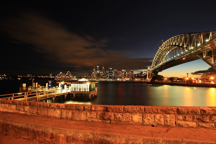 gris, puente colgante, Noche, arquitectura, puente, edificio, ciudad, paisaje urbano, amanecer, iluminado, punto de referencia, luces, mar, turismo, agua, frente al mar, estructura construida, conexión, exterior del edificio, transporte, cielo, puente - estructura hecha por el hombre, nadie, naturaleza, destinos de viaje, río, arco, al aire libre, puente de arco, rascacielos, 5K