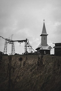 gri, capelă, iarba câmp, clădire, clopotniţă, turn, turlă, arhitectură, biserică, camp, noros, cult, far, Clopotniță, rural, în aer liber, mediu rural, adăpost, baracă, colibă, natură, mare, apă, construită, cer, exteriorul clădirii, nor - cer, teren, nici o persoana, credință, zi, religie, spiritualitate, lăcaș de cult, peisaj, se concentreze pe fundal, combustibil și generarea de energie electrică, 5K, CC0, domeniu public, fără drepturi de autor
