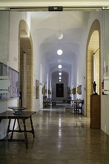 korridor, museum, glas, indre, design, ren, hal, indendørs, gulve, arkitektur, bue, tom, arkade, belysningsudstyr, bygning, sæde, fravær, stol, ingen mennesker, bygget struktur, belyst, bord, møbel, loft, retning, vejen frem, flisebelagt gulv, 5K, CC0, offentligt domæne, royaltyfrie