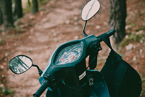sac pe motocicletă, bicicletă, transport, vehicul, motocicletă, Vespa, scuter, motoreta, val, pădure, maşină, vorbit, motor, ușoară, far, oficiu postal, oglindă, parbriz, roată, să se concentreze asupra primelor elemente, zi, o persoana, vehiculul terestru, în aer liber, mijloc de transport, copac, natură, Activitatea de agrement, oameni adevărați, a închide, stiluri de viață, bărbați, îmbrăcăminte, călărie, 2K, CC0, domeniu public, fără drepturi de autor