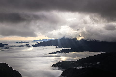 Černá, hory, mraky, světlo, světlice, Příroda, počasí, venku, slunečního světla, lao cai, bach moc luong tu, Vietnam, mrak, nebe, kupa, mys, pohoří, hora, věž, architektura, budova, chalupa, Dům, mrak - nebe, krása v přírodě, scenics - příroda, nikdo, klid, silueta, klidné scény, životní prostředí, bouřka, zatažený, scéna s oblaky, majestátní, dramatická obloha, temný, horský vrchol, výše, 4K, CC0, veřejná doména, bez autorských práv