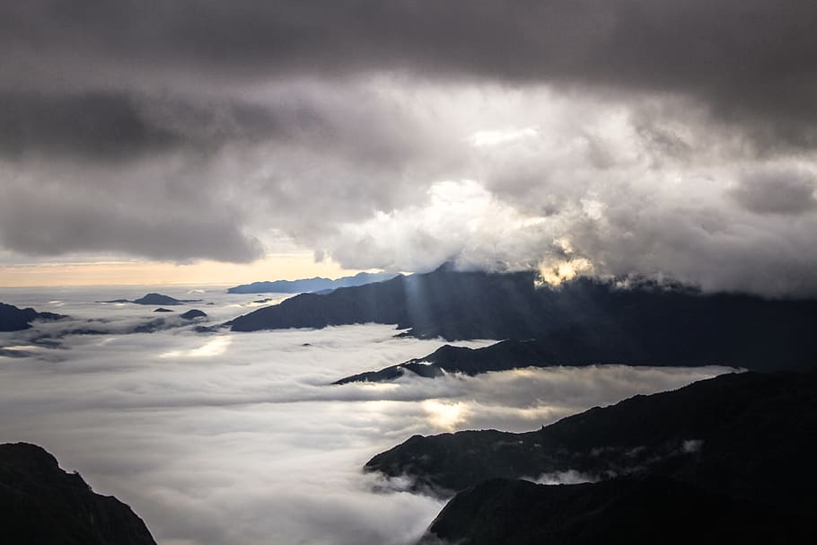 negre, muntanyes, núvols, llum, flamarada, naturalesa, temps, a l'aire lliure, llum solar, lao cai, bach moc luong tu, vietnam, núvol, cel, Cúmulus, promontori, Serra, muntanya, torre, arquitectura, edifici, casa de camp, casa, núvol - cel, bellesa a la natura, escenics - natura, cap gent, tranquil·litat, silueta, escena tranquil·la, medi ambient, tempesta, cloudscape, majestuós, cel dramàtic, fosc, cim de muntanya, a dalt, 4K