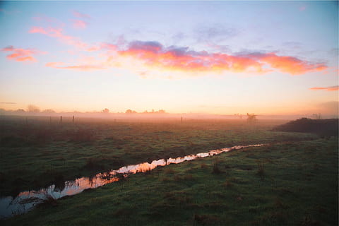 solnedgang, himmel, skyer, gress, Enger, vann, tåke, landlig, skjønnhet i naturen, oransje farge, naturskjønnhet - natur, ro, sky - himmel, rolig scene, natur, ingen folk, anlegg, landskap, miljø, land, felt, ikke-urbane scene, utendørs, idylliske, 1080P, CC0, offentlig domene, opphavsrett gratis