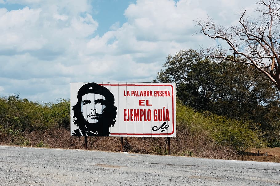 cuba, vinyes, propaganda, revolució, carretera, carrer, signe, cartellera, cara, retrat, che guevara, guevara, cel, anunci, banner, declaració, che, Havana, text, guió occidental, comunicació, arbre, núvol - cel, planta, dia, naturalesa, cap gent, representació, representació humana, transport, informació, guió, senyal d'advertència, a l'aire lliure, script no occidental, orientació, missatge, 4K