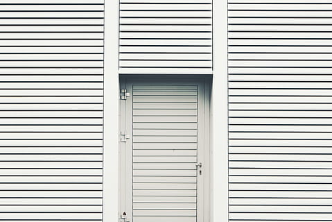 die Architektur, Gebäude, Infrastruktur, Weiß, Wand, gebaute Struktur, Gebäudehülle, Vollbild, Muster, keine Leute, Hintergründe, Sicherheit, geschlossen, Schutz, Fenster, Tag, Tür, Privatsphäre, Eingang, Verschluss, draußen, weiße Farbe, 4K, CC0, gemeinfrei, lizenzfrei
