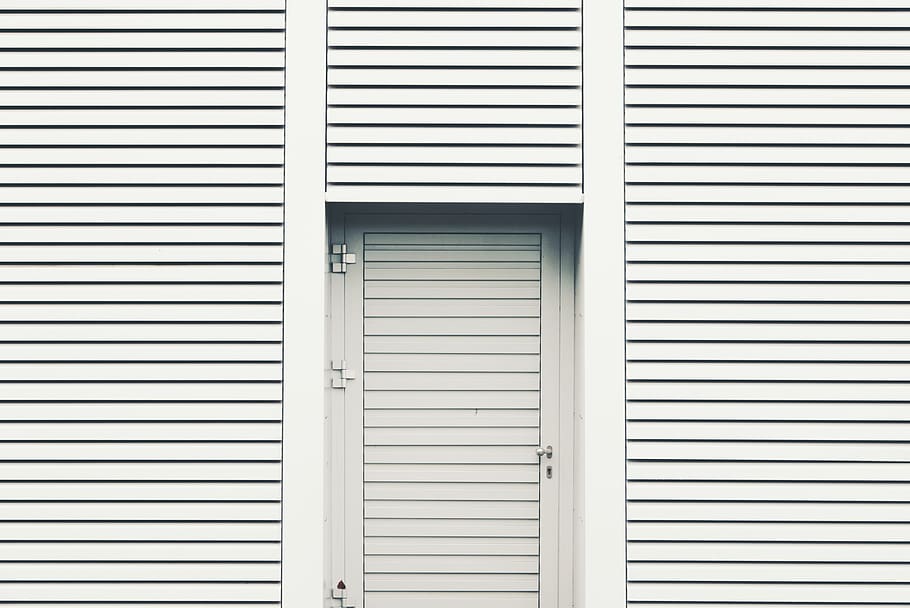 arquitectura, edifici, infraestructura, blanc, paret, estructura construïda, exterior de l'edifici, marc complet, patró, cap gent, fons, seguretat, tancat, protecció, finestra, dia, porta, privadesa, entrada, obturador, a l'aire lliure, Color blanc, 4K
