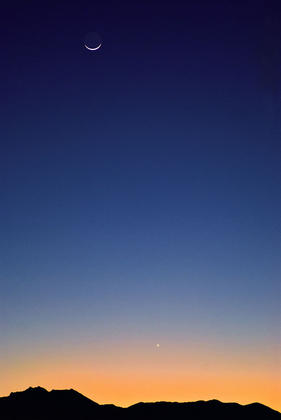 luna, azul, amanecer, cel, bellesa a la natura, escenics - natura, escena tranquil·la, tranquil·litat, silueta, còpia espai, cel clar, blau, posta de sol, naturalesa, muntanya, lluna, cap gent, idíl·lic, vespre, paisatge, nit, a l'aire lliure, escena no urbana, astronomia, Lluna planetària, 5K