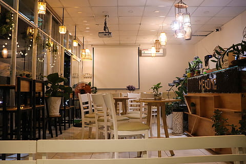 cafea, magazin, creator, ușoară, spaţiu, singurătate, deşert, singuratic, iluminat, în interior, echipamente de iluminat, Afaceri, oameni adevărați, o persoana, permanent, lucru, masa, grup mare de obiecte, bărbați, mici afaceri, restaurant, scaun, ocupaţie, recipient, camera de zi, plantă, agăţat, 5K, CC0, domeniu public, fără drepturi de autor