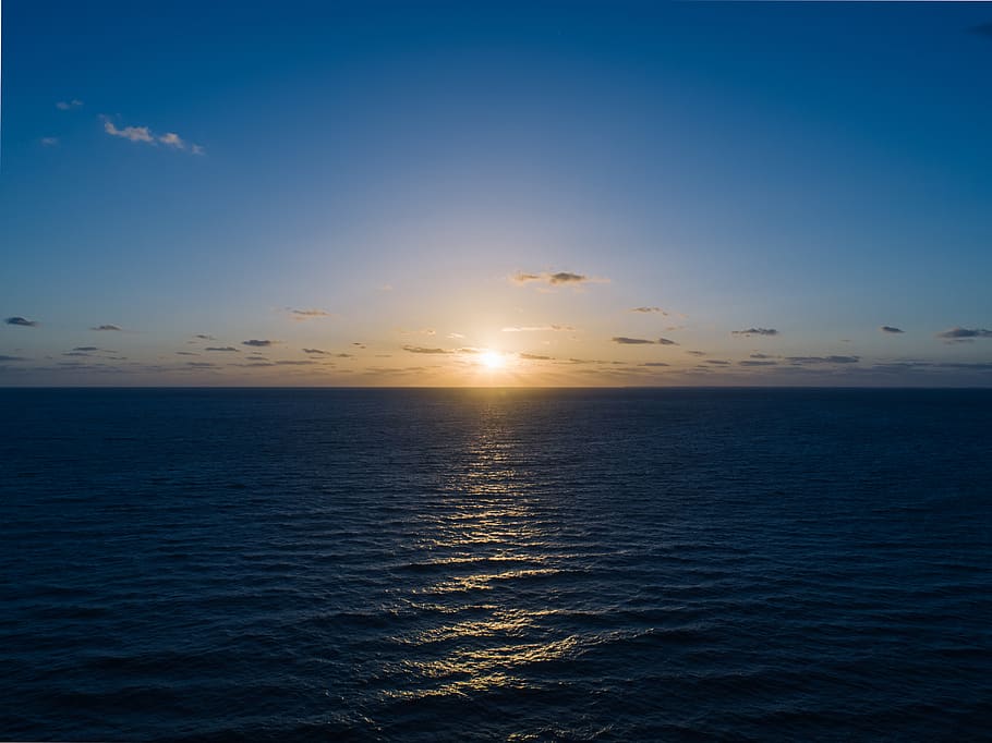 foto de la silueta, cos, aigua, platja, alba, tarda, paisatge, llum, oceà, pau, reflexió, mar, paisatge marí, vora del mar, cel, estiu, sol, posta de sol, onades, horitzó, horitzó sobre l’aigua, escenics - natura, bellesa a la natura, escena tranquil·la, tranquil·litat, núvol - cel, idíl·lic, naturalesa, cap gent, llum solar, blau, a l'aire lliure, flare de la lent, 4K