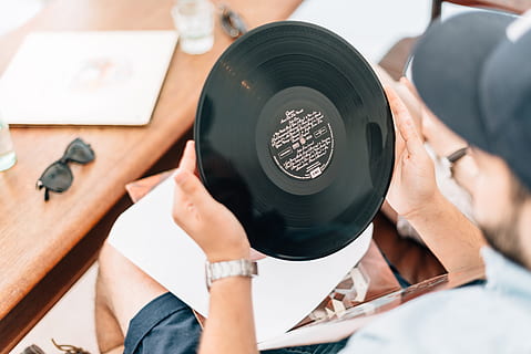 om, deținere, vinyl record, bărbați, adult, oameni adevărați, partea corpului uman, umană, tehnologie, mână, doi oameni, oameni, în interior, lucru, ocupaţie, vedere în unghi mare, a închide, ședință, direct deasupra, stiluri de viață, masa, 5K, CC0, domeniu public, fără drepturi de autor