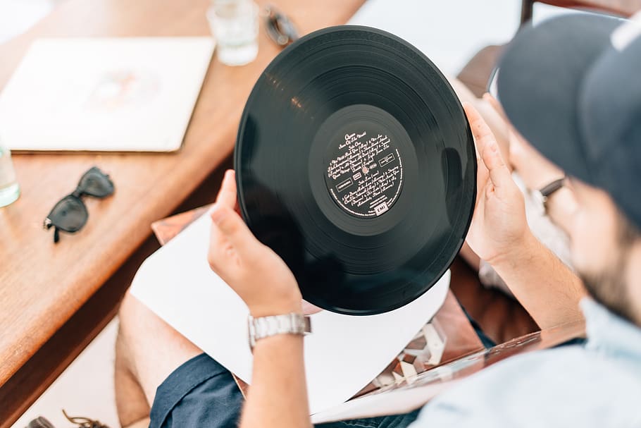 om, deținere, vinyl record, bărbați, adult, oameni adevărați, partea corpului uman, umană, tehnologie, mână, doi oameni, oameni, în interior, lucru, ocupaţie, vedere în unghi mare, a închide, ședință, direct deasupra, stiluri de viață, masa, 5K