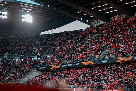 persona, multitud, humano, audiencia, edificio, arena, estadio, gente, fútbol, campo, pie, fotografía, seguidor, foto, sala, teatro, habitación, adentro, grupo de personas, deporte, gran grupo de personas, gente real, arquitectura, espectador, vista de alto ángulo, iluminado, actuación, fan - entusiasta, evento, abundancia, competencia, cultura de las artes y entretenimiento, acecho, escenario, emoción, 5K, CC0, dominio público, libre de derechos