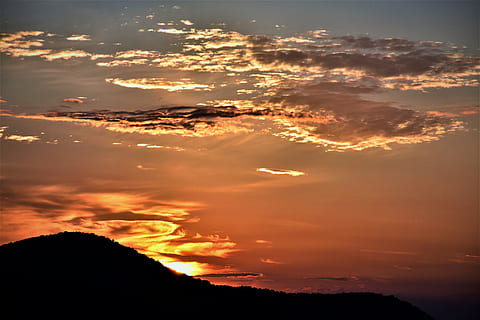 Bergruine Silhouette, golden, Stunde, Atmosphäre, hinterleuchtet, Wolken, dunkel, Dämmerung, Abend, Nebel, goldene Stunde, rechtfertige deine Liebe, Landschaft, Licht, Berg, Natur, szenisch, Himmel, Sommer-, Sonne, Sonnenaufgang, Sonnenuntergang, Wasser, Schönheit in der Natur, wolke - himmel, Szenen - Natur, ruhige Szene, Ruhe, orange Farbe, Silhouette, idyllisch, keine Leute, Dramatischer Himmel, Nicht-städtische Szene, Umgebung, Sonnenlicht, draußen, majestätisch, 5K, CC0, gemeinfrei, lizenzfrei