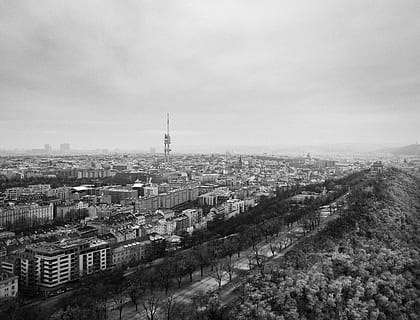 Prag, Tschechien, vítkov, Tschechisch, Schwarz und weiß, bw, Antenne, Stadt, Bäume, Natur, Winter, Drohne, die Architektur, Monument, Gebäudehülle, gebaute Struktur, Gebäude, Stadtbild, Himmel, High Angle View, überfüllt, Turm, Reiseziele, Wohngegend, wolke - himmel, Stadt leben, Tag, draußen, Wolkenkratzer, Bürogebäude außen, 2K, CC0, gemeinfrei, lizenzfrei