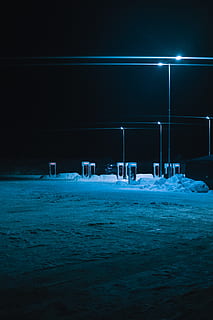 vier, grau, leichte Pfosten, Nacht-, beleuchtet, keine Leute, Land, kalte Temperatur, Wasser, Meer, Lichtanlage, Winter, Natur, Blau, draußen, Schnee, Himmel, Tabelle, Szenen - Natur, gefroren, Strand, 5K, CC0, gemeinfrei, lizenzfrei