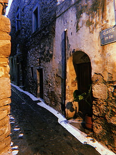 ścieżka, chodnik, fliz, budynek, bruk, krypta, Ściana, miejski, Miasto, Droga, cegła, bunkier, ulica, boczna uliczka, aleja, loch, drzwi, architektura, zbudowana struktura, na zewnątrz budynku, stary, żadnych ludzi, okno, funkcja budowy ścian, Natura, dzień, na dworze, dom, dzielnica mieszkaniowa, roślina, wejście, woda, 4K, CC0, domena publiczna, darmowe zdjęcia
