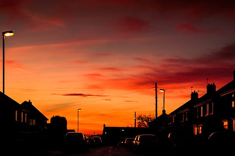 Sonnenuntergang, Sonne, Himmel, Straße, Haus, Strassenlicht, Kraftfahrzeug, Transport, die Architektur, Auto, Transportmittel, orange Farbe, Landfahrzeug, gebaute Struktur, wolke - himmel, Gebäudehülle, Stadt, Silhouette, Natur, draußen, keine Leute, 2K, CC0, gemeinfrei, lizenzfrei