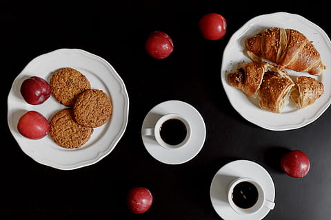 petit déjeuner, servi, café, intérieur, moderne, table, contemporain, fruits, Matin, tasses, repas, chemex, à l'intérieur, salle à manger, tableau noir, prunes, Nourriture et boisson, aliments, fruit, alimentation saine, fond noir, fraîcheur, nature morte, directement au-dessus, boisson, personne, prise de vue en studio, cuit, pain, bien-être, assiette, aliments sucrés, pâtisserie cuite, cuisine française, collation, vaisselle, 4K, CC0, domaine public, libre de droits