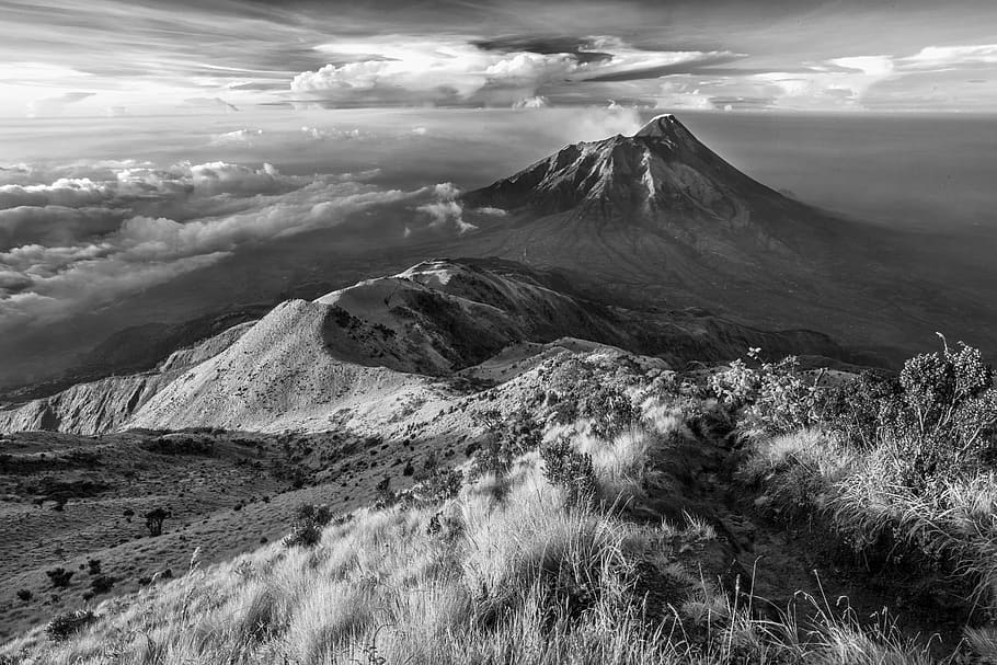 cim de muntanya, blanc i negre, calma, núvols, ennuvolat, camp, herba, idíl·lic, muntanya, naturalesa, pacífica, tranquil, paisatge, escènic, cel, volcà, bellesa a la natura, escenics - natura, núvol - cel, medi ambient, escena no urbana, escena tranquil·la, tranquil·litat, terra, planta, cap gent, dia, remot, geografia física, Serra, a l'aire lliure, 5K