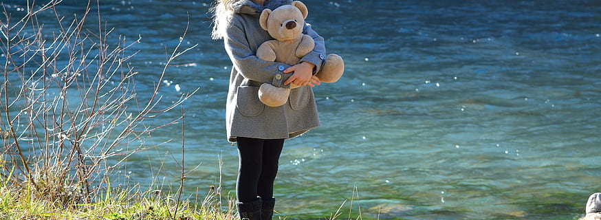 Bär, Zeug, ausgestopft, Spielzeug, Meer, Ufer, blond, Mädchen, Pose, wenig, Prinzessin, Porträt, süß, bezaubernd, Kind, Kinder, jugendlich, Wasser, Natur, eine Person, Stehen, Tag, Gras, Legere Kleidung, Dreiviertel Länge, Teddybär, halten, draußen, Plüschtier, Erwachsene, Frau, Strand, 5K, CC0, gemeinfrei, lizenzfrei
