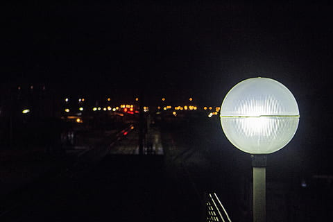 Argélia, noite, iluminado, equipamento de iluminação, céu, ninguém, arquitetura, estrutura construída, rua, iluminação pública, cidade, exterior do edifício, ao ar livre, natureza, copie o espaço, esfera, Sombrio, transporte, forma geométrica, lua cheia, luz - fenômeno natural, 5K, CC0, domínio público, royalty free