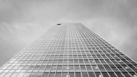 edificio de concreto gris, arquitectura, estructura construida, edificio de oficinas exterior, ciudad, exterior del edificio, altura maxima, edificio, oficina, rascacielos, cielo, moderno, vista de ángulo bajo, torre, nadie, nube - cielo, destinos de viaje, naturaleza, al aire libre, día, 5K, CC0, dominio público, libre de derechos