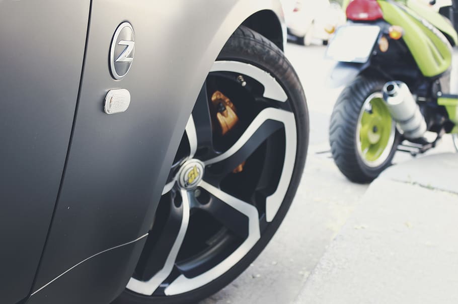 ruote, cerchioni, auto, veloce, nissan, 370Z, 350z, motociclo, motocicletta, strada, marciapiede, settore automobilistico, mezzi di trasporto, modo di trasporto, veicolo terrestre, veicolo a motore, ruota, una persona, persone reali, pneumatico, giorno, viaggio, stili di vita, città, concentrarsi sulle conoscenze acquisite, uomini, stazionario, all'aperto, 4K