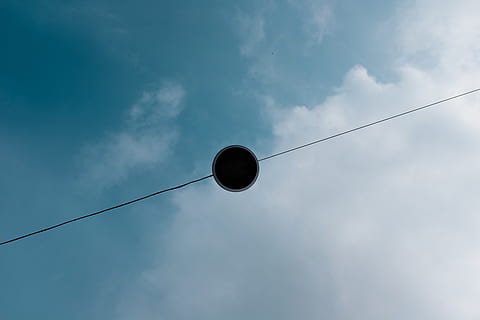 semàfor, llum, aventura, cable, art, esfera, artsy, fons, fons de pantalla, vista, brusel·les, fora, escala, centre, publicació, ciutat, estirament, fastroobants, amunt, vista d’angle baix, núvol - cel, cel, llum del carrer, cap gent, carrer, equips d’il·luminació, naturalesa, electricitat, dia, blau, a l'aire lliure, tecnologia, connexió, línia elèctrica, llum solar, silueta, directament a sota, equipament elèctric, 5K, CC0, domini públic, lliure de regalies