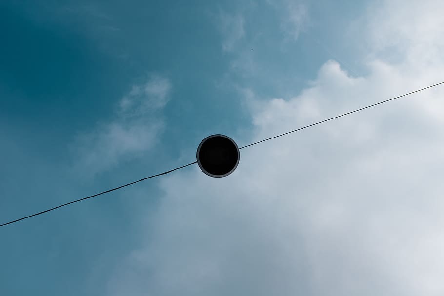 semàfor, llum, aventura, cable, art, esfera, artsy, fons, fons de pantalla, vista, brusel·les, fora, escala, centre, publicació, ciutat, estirament, fastroobants, amunt, vista d’angle baix, núvol - cel, cel, llum del carrer, cap gent, carrer, equips d’il·luminació, naturalesa, electricitat, dia, blau, a l'aire lliure, tecnologia, connexió, línia elèctrica, llum solar, silueta, directament a sota, equipament elèctric, 5K