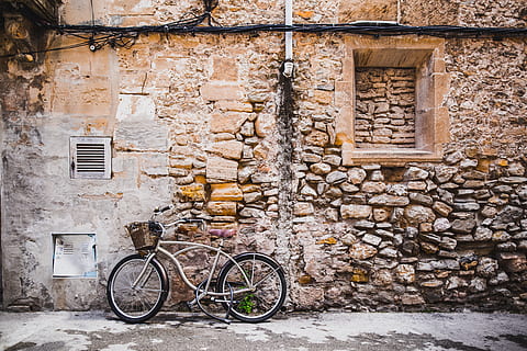 arquitectura, edifici, infraestructura, paret, carrer, fora, bicicleta, estructura construïda, exterior de l'edifici, transport, funció de construcció de parets, paret de pedra, cap gent, estacionari, vell, paret de maó, maó, finestra, manera de transport, inclinat, a l'aire lliure, vehicle terrestre, dia, 5K, CC0, domini públic, lliure de regalies