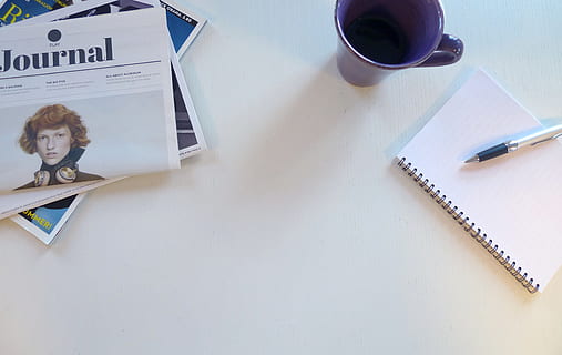 Weiß, Papier-, Tabelle, Desktop, Ingwer, Zeitschrift, Kaffee, Tasse, Stift, Notizbuch, Becher, Kaffeetasse, Kommunikation, High Angle View, Veröffentlichung, Kaffee trinken, Getränk, Buch, keine Leute, Erfrischung, drinnen, Stillleben, Essen und Trinken, Technologie, Text, kabellose Technologie, Notizblock, 2K, CC0, gemeinfrei, lizenzfrei