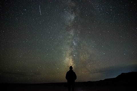 mand, stirre, himmel, stjerner, galakse, nat, stjerne - rum, plads, astronomi, skønhed i naturen, scenics - natur, silhuet, Mælkevejen, stjerne felt, en person, ro, stjerne, natur, rolig scene, stående, fritidsaktivitet, uendelighed, rum og astronomi, 720P, CC0, offentligt domæne, royaltyfrie