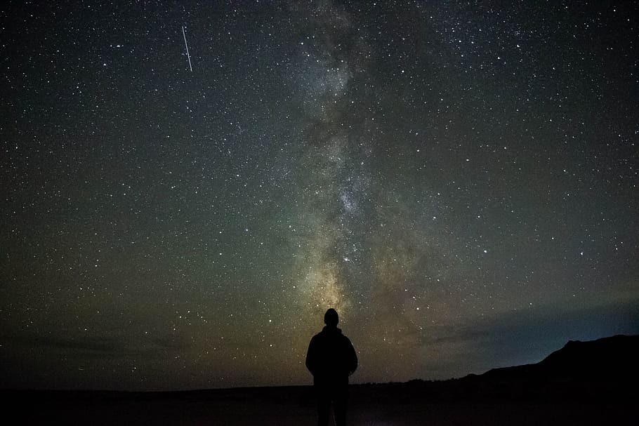 home, fixa't, mirant, cel, estrelles, galàxia, nit, estrella - espai, espai, astronomia, bellesa a la natura, escenics - natura, silueta, Via Làctea, camp estel·lar, una persona, tranquil·litat, estrella, naturalesa, escena tranquil·la, de peu, activitat d'oci, infinit, espai i astronomia, 720P