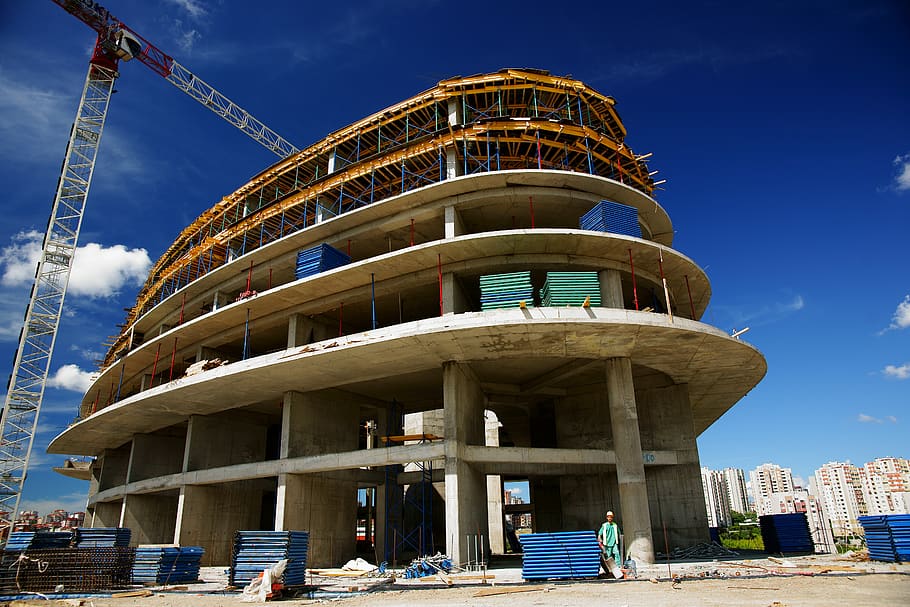 edifici, estructura, cel, blau, construcció, treballar, estudiar, treballador, mà d'obra, treball, seguretat, salut Ocupacional, ciutat, suar, mestre, enginyer, grua, treballadors, a l'aire lliure, projecte, alt, ciment, arquitectura, urbà, perspectiva, torre, estructura construïda, exterior de l'edifici, naturalesa, destinacions de viatge, modern, exterior d’edifici d’oficines, dia, vista d’angle baix, gratacels, viatjar, aigua, núvol - cel, paisatge urbà, 5K