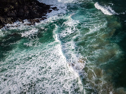 onde del mare, mare, oceano, natura, acqua, all'aperto, costa, passeggiata costiera, teste di noosa, Australia, Surf, schiuma, onda, roccia, verde, vista drone, blu, nave, militare, movimento, sport acquatico, bellezza nella natura, sport, fare surf, giorno, vista dall'alto, scenics - natura, terra, solido, lungomare, roccia - oggetto, potere in natura, acqua corrente, rottura, 4K, CC0, dominio pubblico, privo di copyright