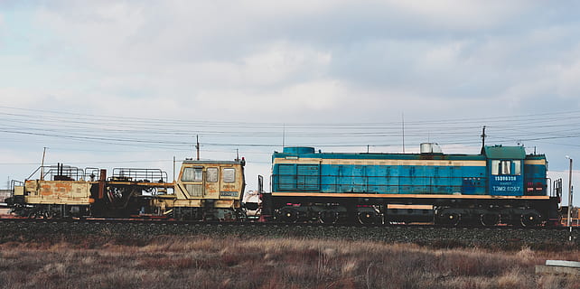 albastru, maro, tren, lângă, camp, colorate, lumina zilei, motor, mediu inconjurator, iarbă, greu, locomotivă, maşină, calea ferata, oţel, sistem de transport, vagon, mijloc de transport, cer, transport, nor - cer, tren - vehicul, transportul feroviar, natură, Afaceri, zi, transport de marfă, tren de marfă, nici o persoana, urmări, teren, recipient, Sina de cale ferata, vehiculul terestru, transport public, în aer liber, 5K, CC0, domeniu public, fără drepturi de autor