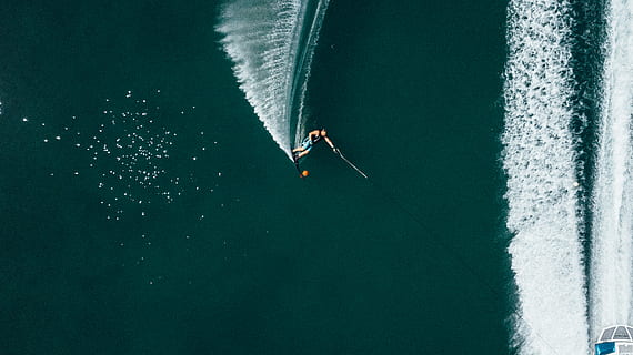 surfista sull'onda, acqua, sport, mare, nave nautica, movimento, mezzi di trasporto, giorno, una persona, natura, sport acquatico, persone reali, attività di svago, modo di trasporto, vista dall'alto, stili di vita, scia - acqua, viaggio, fare surf, all'aperto, 2K, CC0, dominio pubblico, privo di copyright
