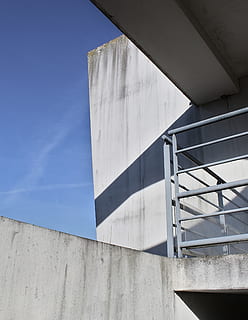 edifici de formigó gris, barana, escala, paret, concret, triangle, presó, edifici, edifici d'oficines, esquena, llosa, gerro, arbre, planta en test, planta, ceràmica, jar, bonsai, publicitat, estructura construïda, arquitectura, vista d’angle baix, dia, exterior de l'edifici, cel, llum solar, cap gent, naturalesa, funció de construcció de parets, a l'aire lliure, blau, Color blanc, ombra, patró, assolellat, modern, 4K, CC0, domini públic, lliure de regalies
