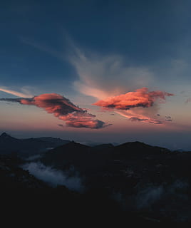 nero, montagna, bianca, nuvole, blu, cielo, tramonto, crepuscolo, nube, Cloudscape, arancia, natura, paesaggio, silhouette, nebbia, picco, escursione, aereo, fuco, lightroom, foresta, albero, nuvola - cielo, Paesaggi, all'aperto, alba - alba, bellezza nella natura, colore arancione, alba, picco di montagna, sole, rosso, luce del sole, estate, mattina, sfondi, giallo, cielo drammatico, luce - fenomeno naturale, tempo metereologico, collina, catena montuosa, raggio di sole, multicolore, Paradiso, 2K, CC0, dominio pubblico, privo di copyright